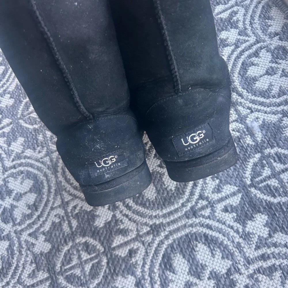 UGG women’s Classic Short Black Boots - Picture 6 of 7